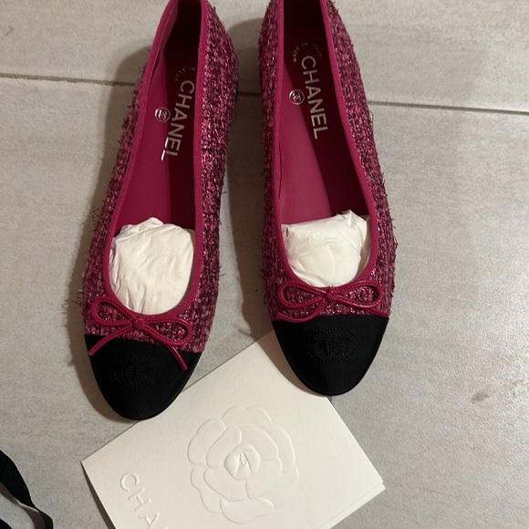 Coated Tweed & Grosgrain
Pink, Light Pink & Black chanel ballet flats, ballerina - Picture 3 of 6